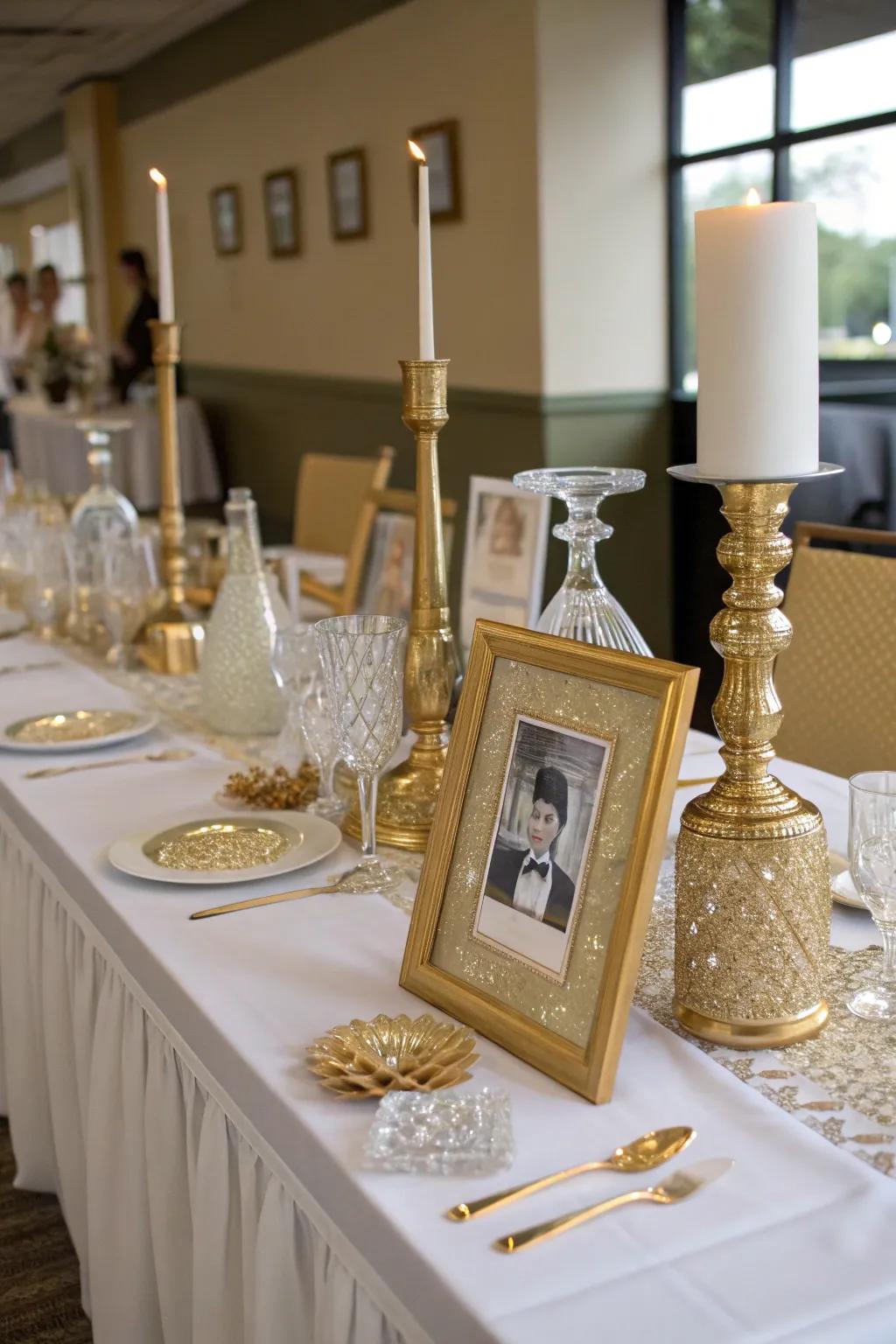A Gatsby-inspired motif infuses 1920s allure into your prom.